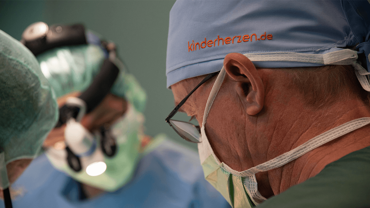 Mohki_kinderherzen_aerzte OP Haube Team