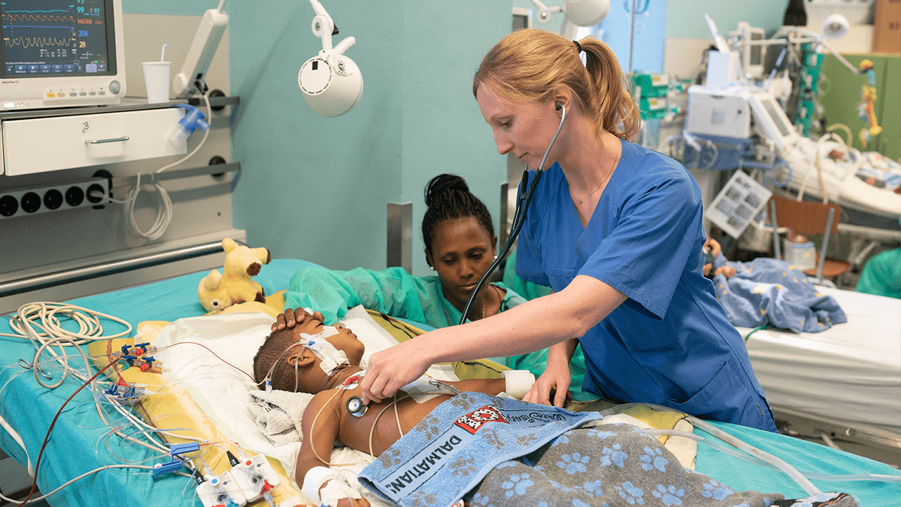 Mohki_kinderherzen_aerzte_4 Ärztin Johanna untersucht Herzkind